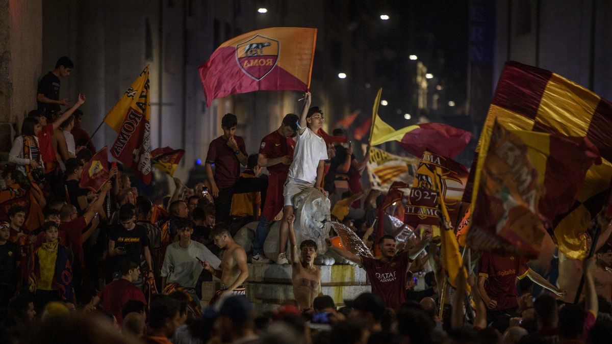 Рим у вогні  фанати Роми відсвяткували перемогу у Лізі конференцій – яскраве відео - 24 канал Спорт