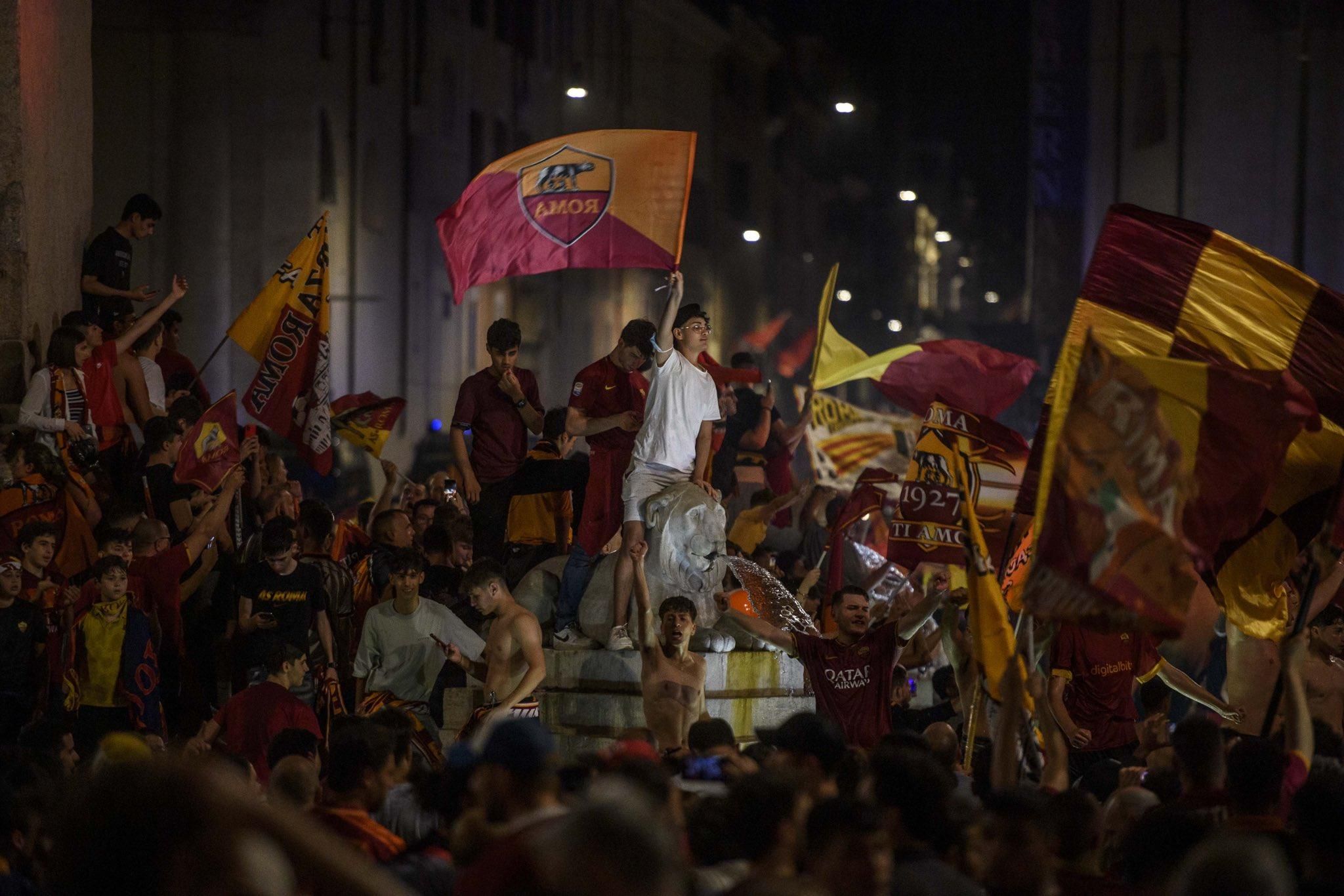 Рим у вогні  фанати Роми відсвяткували перемогу у Лізі конференцій – яскраве відео - 24 канал Спорт
