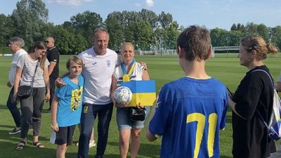 Футболисты сборной Украины встретились с детьми-беженцами: фото из Словении