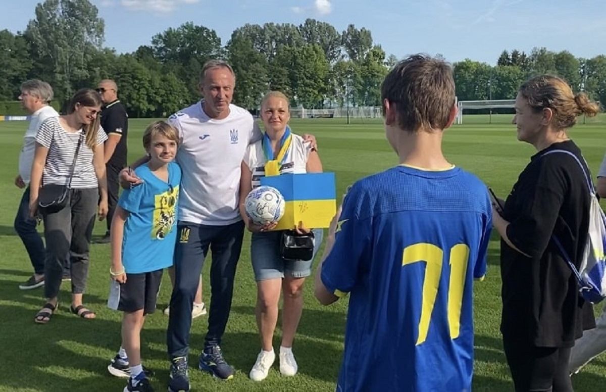 Футболисты сборной Украины встретились с детьми-беженцами  фото из Словении - 24 канал Спорт