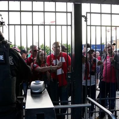 Сльозогінний газ, натовпи і штурм стадіону Стад де Франс: фінал Ліги чемпіонів з інцидентами