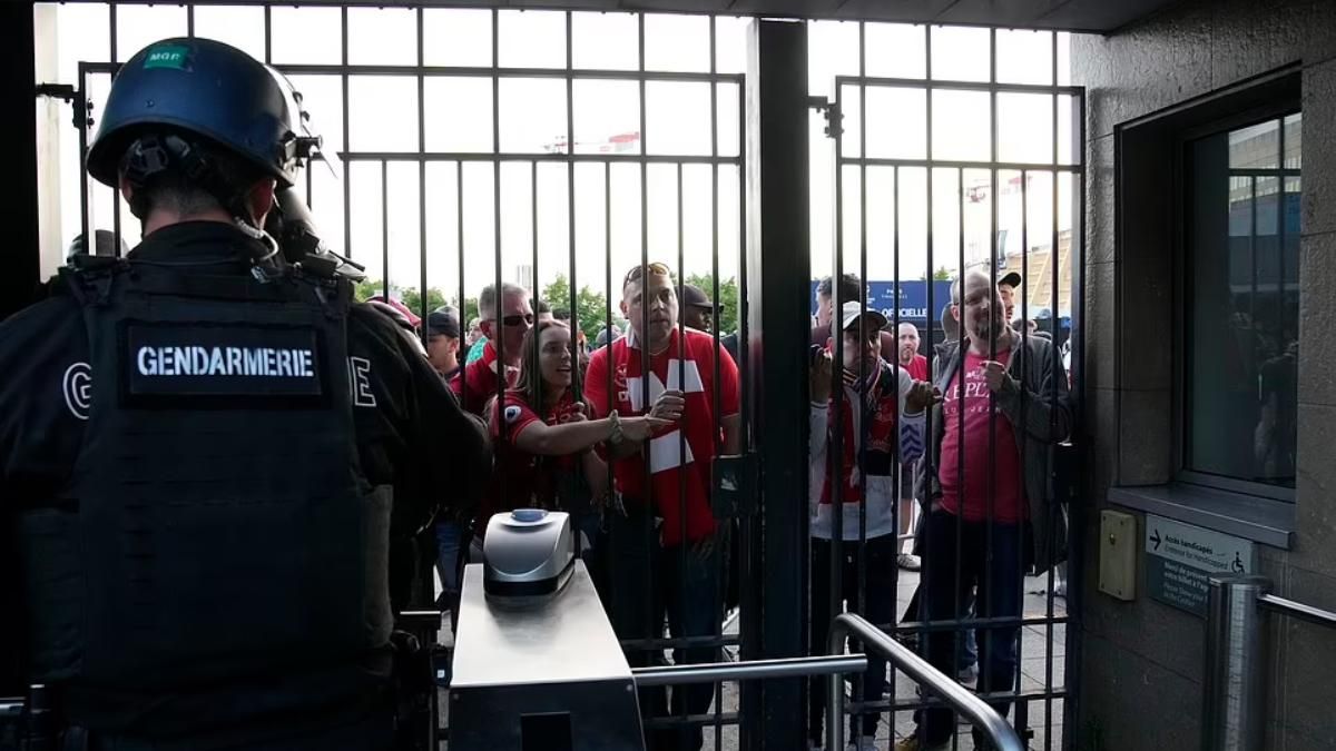 Слезоточивый газ и штурм стадиона Стад де Франс: финал Лиги чемпионов прошел с инцидентами
