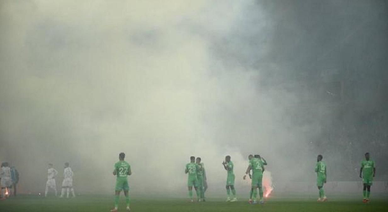 Разъяренные фанаты выбежали на поле после вылета Сент-Этьена из Лиги 1 видео дикого поведения - 24 канал Спорт Разъяренные фанаты выбежали на поле после вылета Сент-Этьена из Лиги 1 видео дикого поведения - 24 канал Спорт