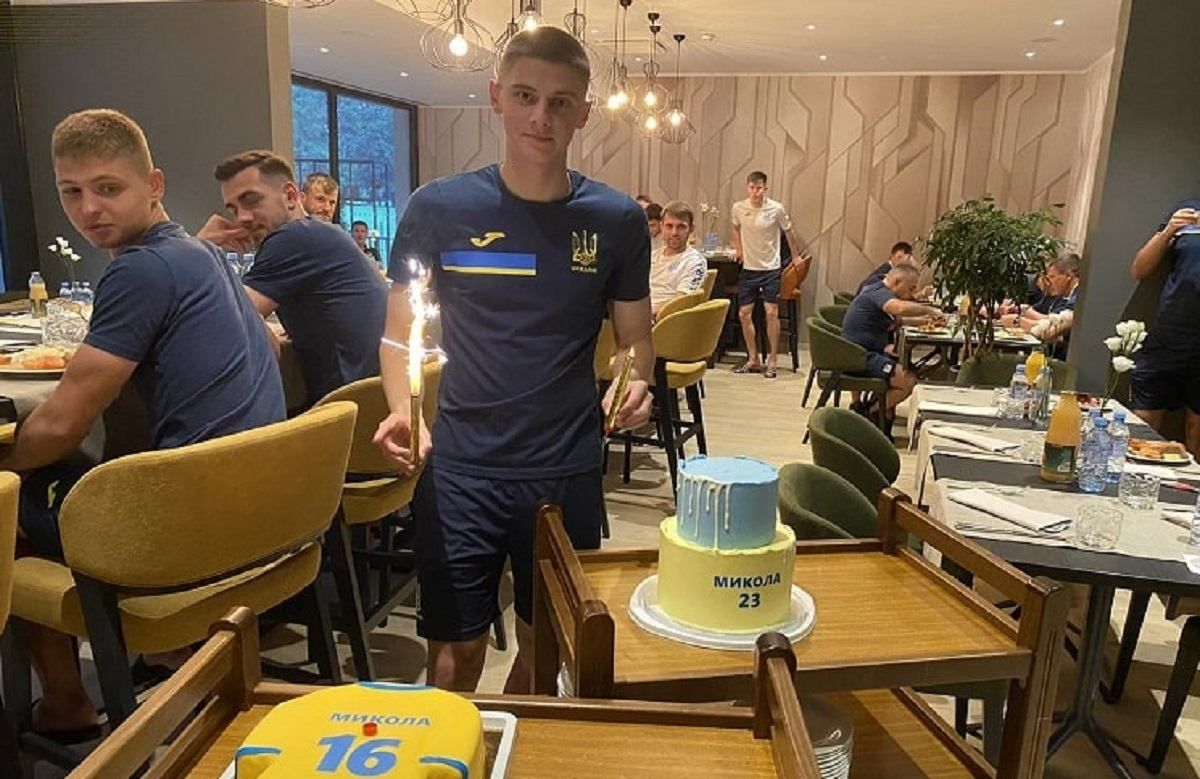 Дали стусана як у збірній привітали Миколенка з днем народження – кумедне відео - 30 мая 2022 - 24 канал Спорт Дали стусана як у збірній привітали Миколенка з днем народження – кумедне відео - 30 мая 2022 - 24 канал Спорт