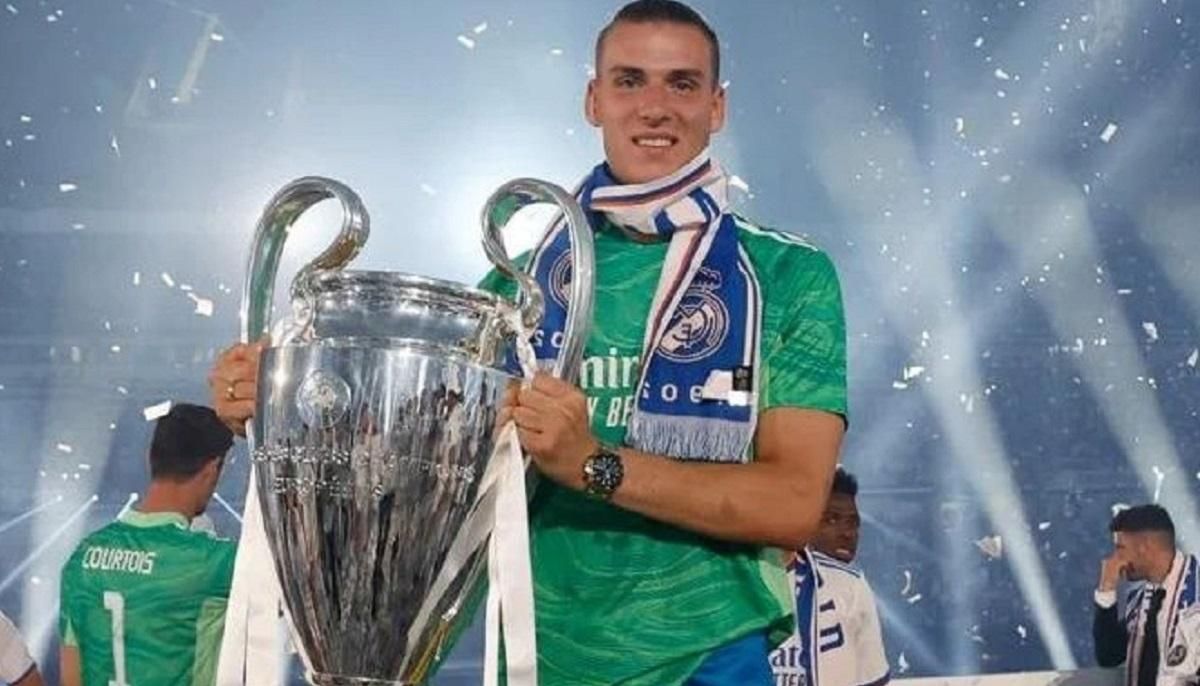 Лунин с флагом Украины отметил победу в ЛЧ на "Сантьяго Бернабеу" яркое видео - 24 канал Спорт Лунин с флагом Украины отметил победу в ЛЧ на "Сантьяго Бернабеу" яркое видео - 24 канал Спорт