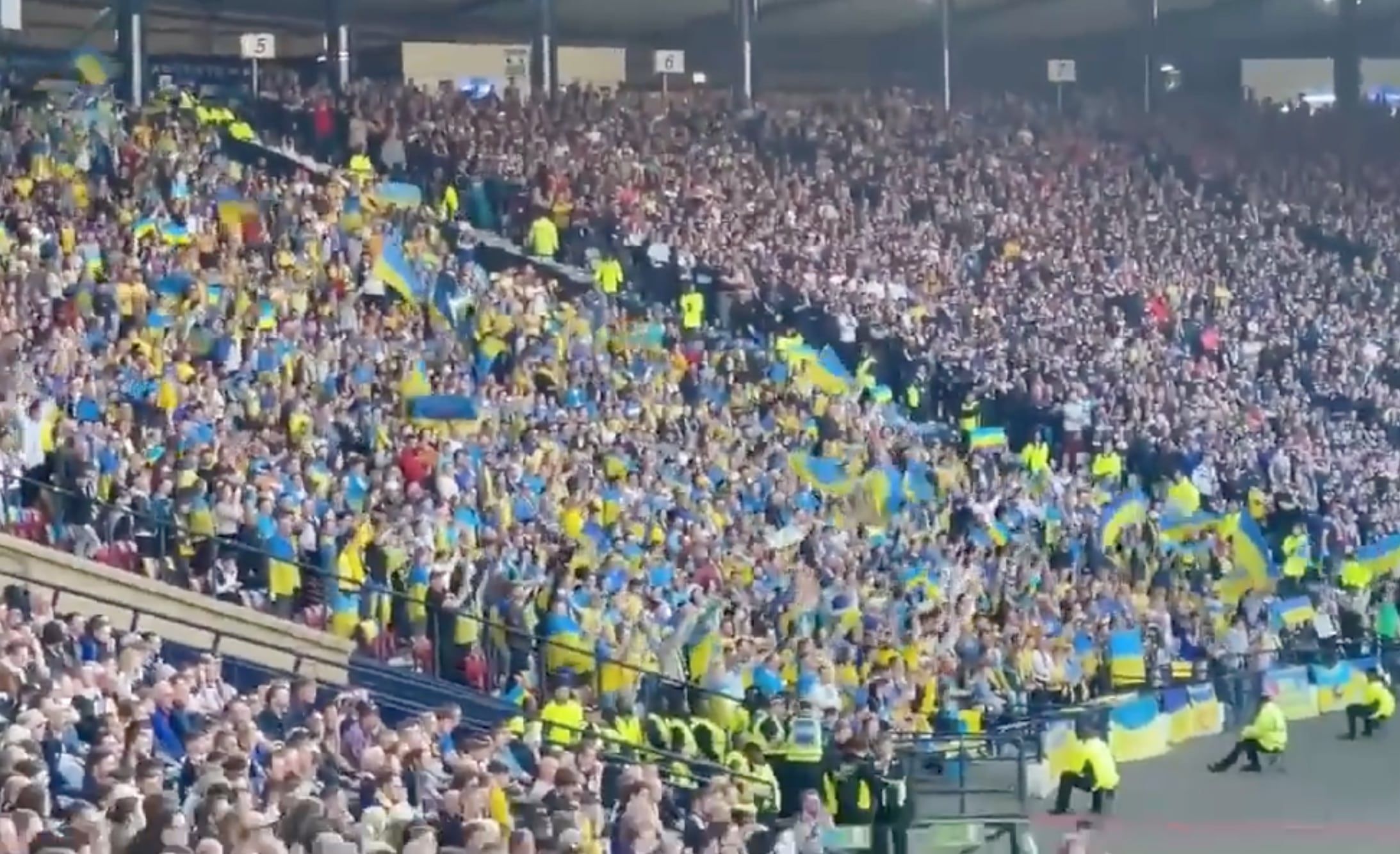 Українські вболівальники на матчі у Шотландії скандували "ЗСУ": потужне відео