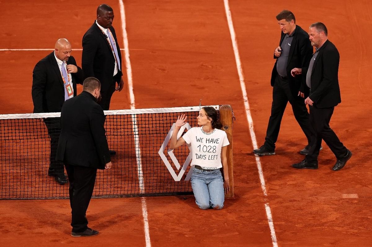 "Осталось 1028 дней" в полуфинале Ролан Гаррос выбежала женщина и привязала себя к сетке - 24 канал Спорт "Осталось 1028 дней" в полуфинале Ролан Гаррос выбежала женщина и привязала себя к сетке - 24 канал Спорт