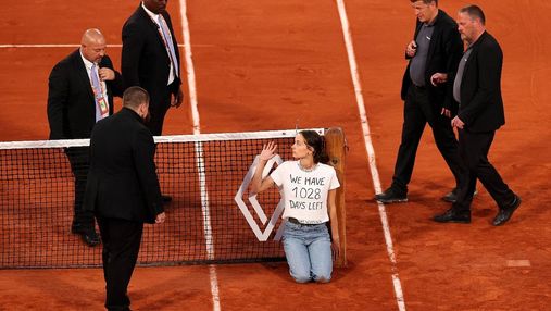 "Осталось 1028 дней": в полуфинале Ролан Гаррос выбежала женщина и привязала себя к сетке