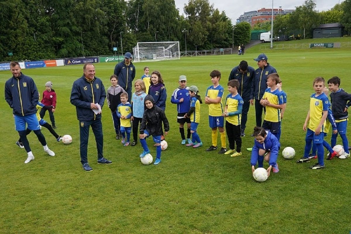 Перед вильотом до Польщі збірна України провела тренування у Дубліні з українськими дітьми - 24 канал Спорт Перед вильотом до Польщі збірна України провела тренування у Дубліні з українськими дітьми - 24 канал Спорт