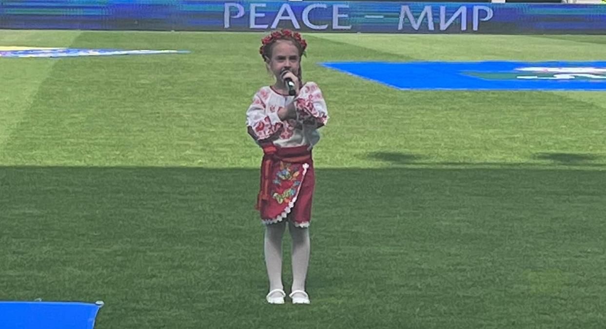 Маленька киянка Амелія виконала гімн України перед матчем проти Вірменії  чуттєве відео - 24 канал Спорт