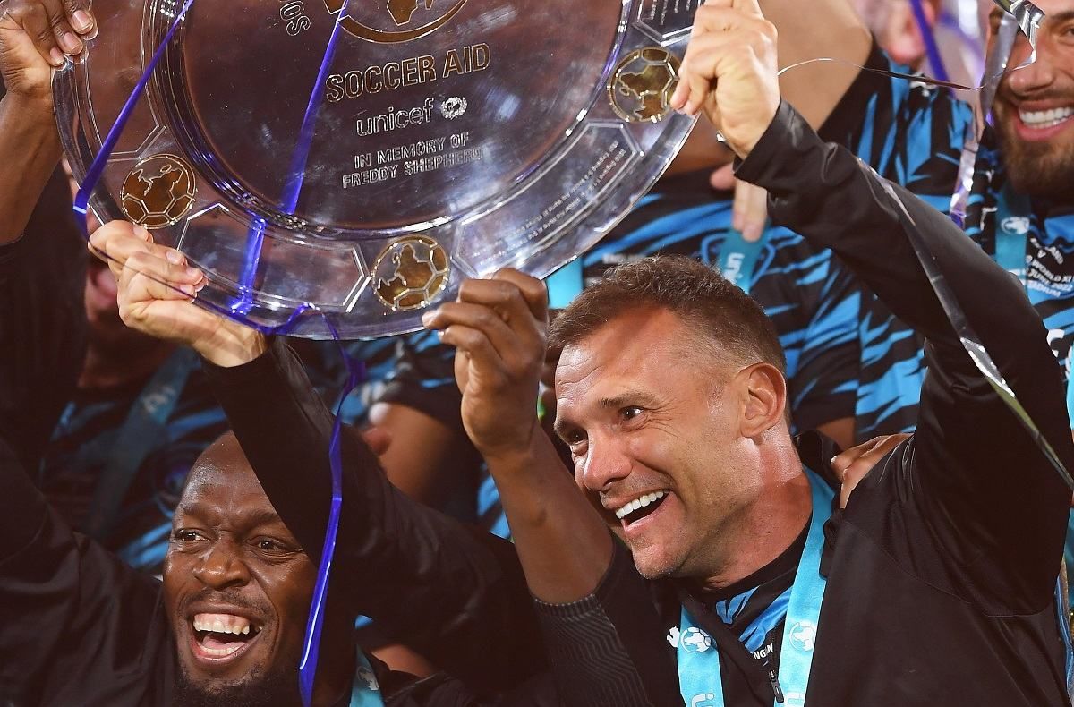 Болт передав Шевченку синьо-жовту капітанську пов'язку у благодійному матчі зворушливий епізод - 13 июня 2022 - 24 канал Спорт Болт передав Шевченку синьо-жовту капітанську пов'язку у благодійному матчі зворушливий епізод - 13 июня 2022 - 24 канал Спорт