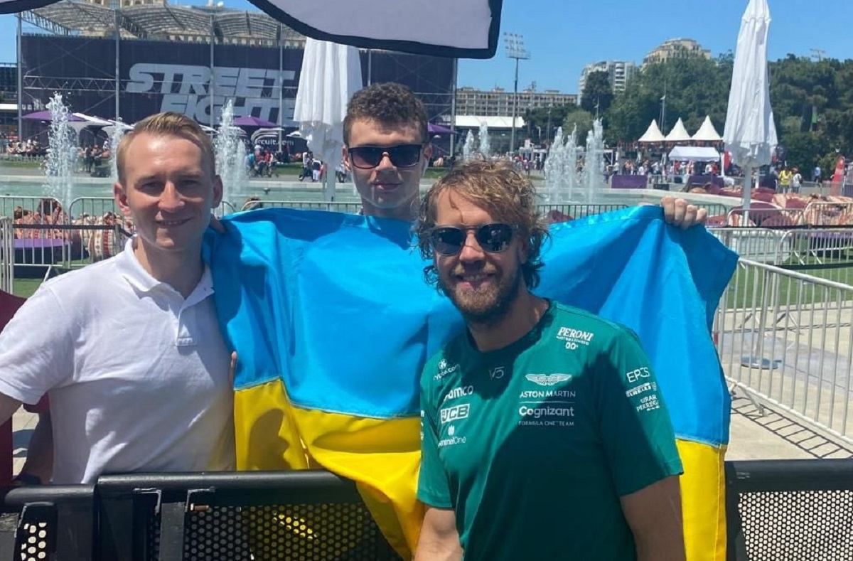 Український талісман  чотириразовому чемпіону Формули-1 Феттелю подарували вишиванку - 24 канал Спорт