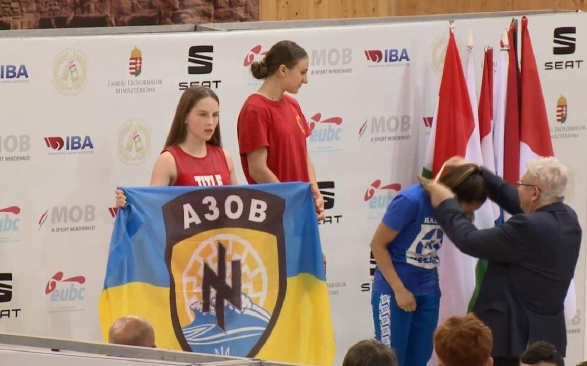 Українській боксерці заборонили розгорнути стяг з символікою "Азову" на турнірі в Угорщині - 24 канал Спорт