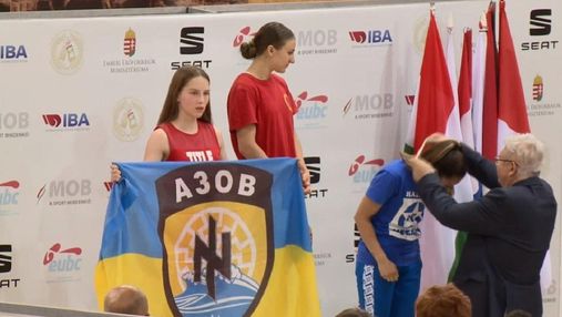 Українській боксерці заборонили розгорнути стяг з символікою "Азову" на турнірі в Угорщині