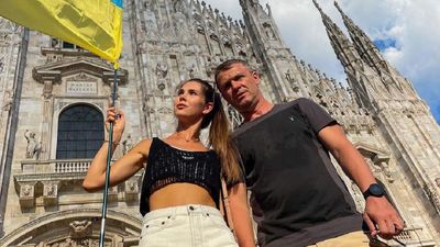 Ребров із дружиною став учасником мітингу на підтримку України у Мілані: патріотичне фото