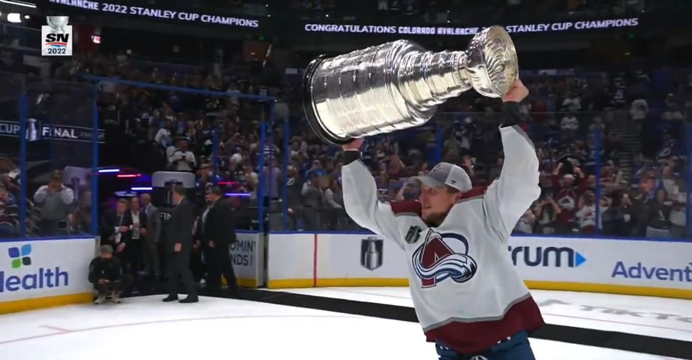 Тампа-Бей не змогла втретє поспіль виграти Кубок Стенлі, програвши вирішальний матч вдома Тампа-Бей не змогла втретє поспіль виграти Кубок Стенлі, програвши вирішальний матч вдома