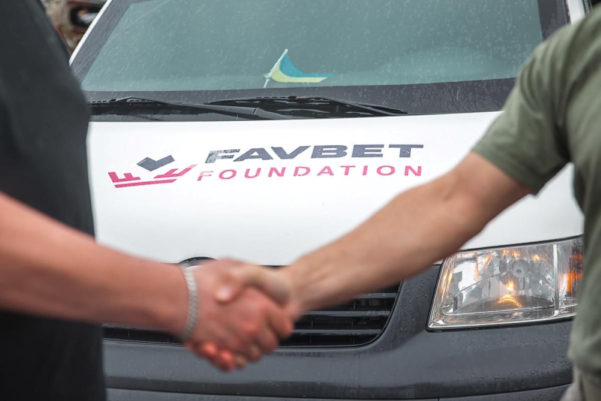 Поліцейські отримали бронемашину від Favbet Foundation Поліцейські отримали бронемашину від Favbet Foundation