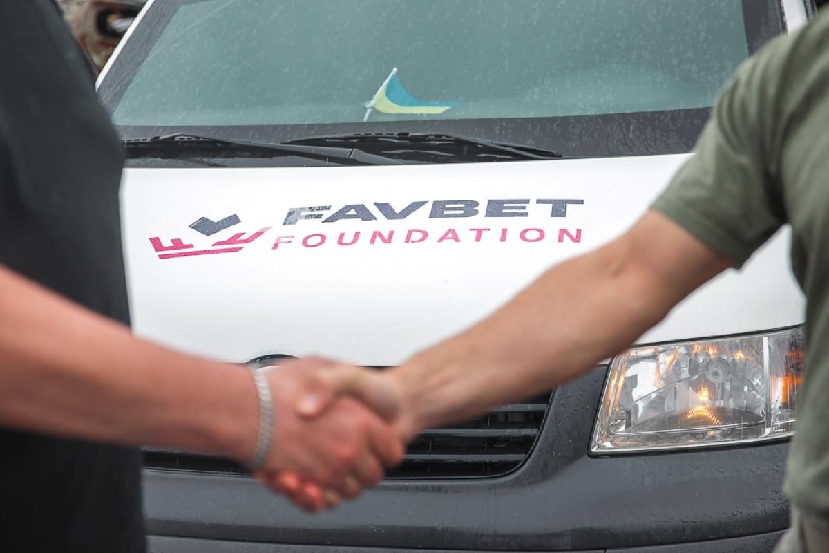 Поліцейські отримали бронемашину від Favbet Foundation