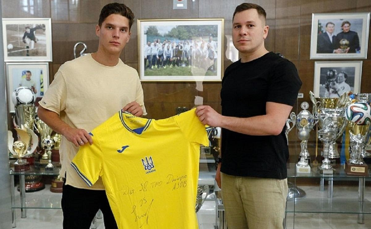 Футболісти збірної України U-21 закупили рації для батальйону Дніпро-Азов
