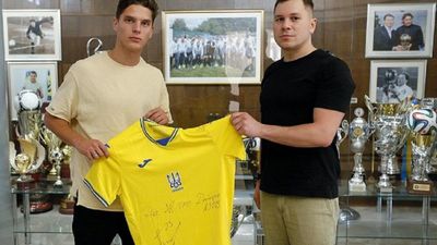 Футболісти збірної України U-21 закупили рації для ЗСУ