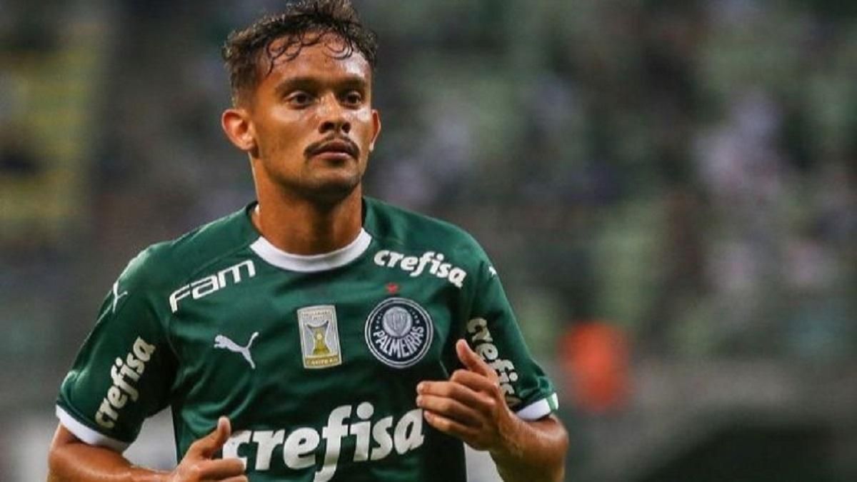 Футболіст Палмейраса вдарив суддю замість м'яча під час кутового Футболіст Палмейраса вдарив суддю замість м'яча під час кутового