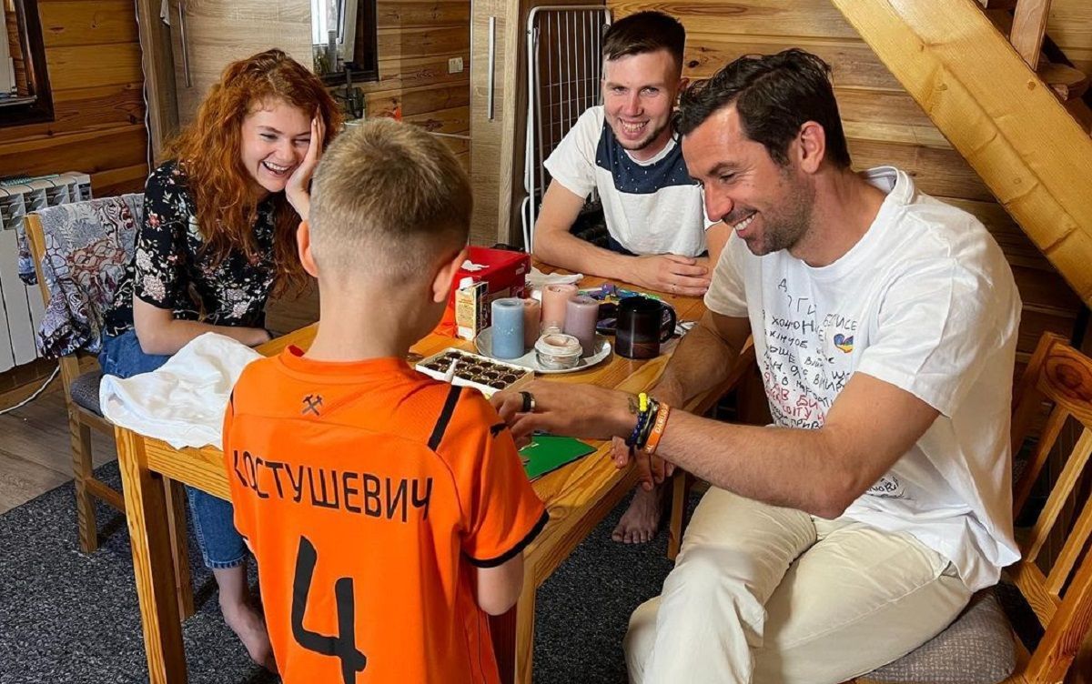 Срна посетил мальчика из Мариуполя, написавшего письмо Джонсону - 24 канал Спорт Срна посетил мальчика из Мариуполя, написавшего письмо Джонсону - 24 канал Спорт