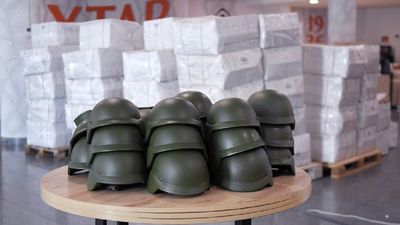 Шахтер передал солидное количество касок на нужды МВД Украины