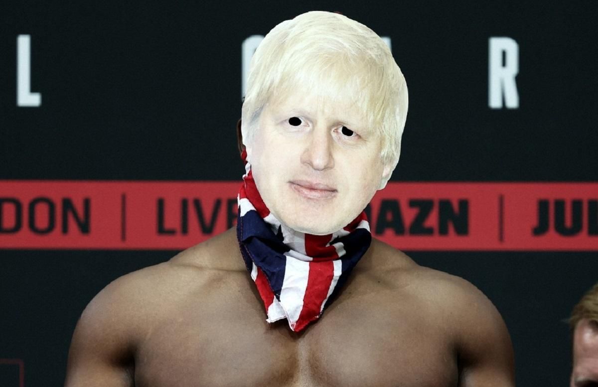 Чисора вишел на церемонию взвешивания в маске Джонсона Чисора вишел на церемонию взвешивания в маске Джонсона