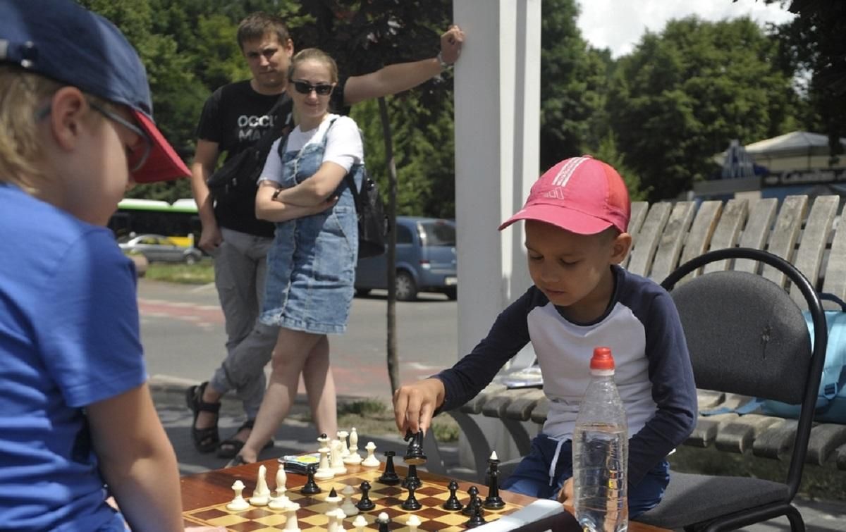 Юный шахматист Артем Кушер собирает средства на ВСУ