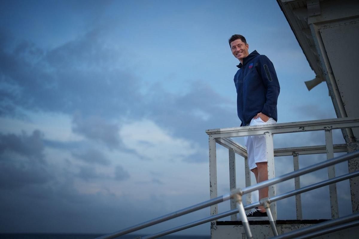 Барселона официально представила Роберта Левандовского Барселона официально представила Роберта Левандовского