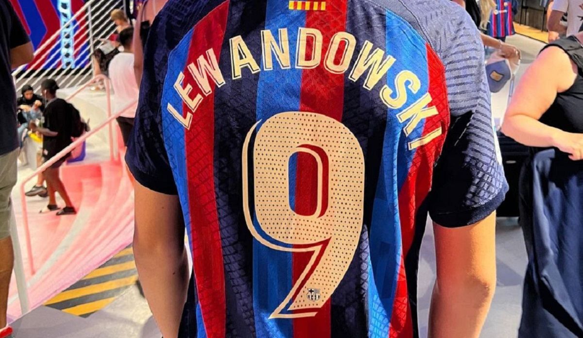 Чому Барселона припинила продаж футболок Левандовського - цікава причин