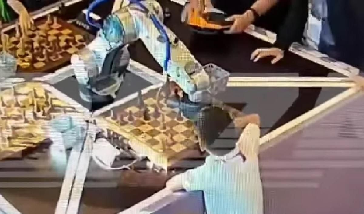 Шахматный робот сломал палец юному шахматисту