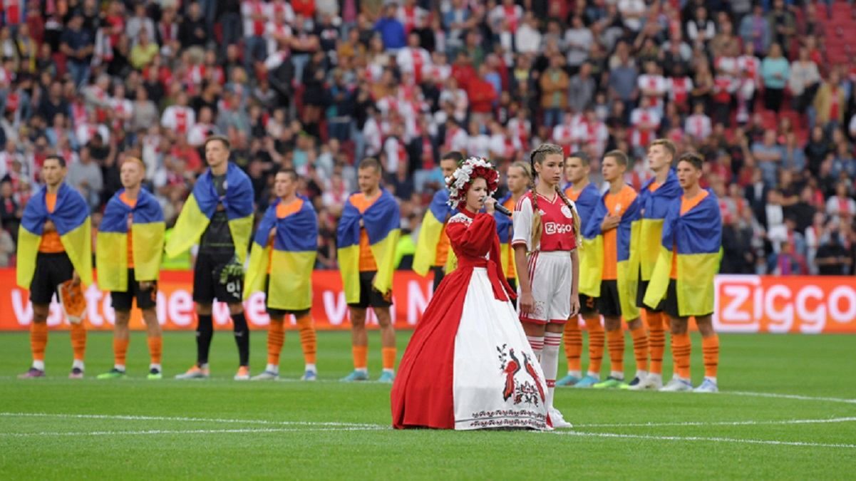 Аякс – Шахтер - гимн Украины перед матчем спела юная украинка Аякс – Шахтер - гимн Украины перед матчем спела юная украинка