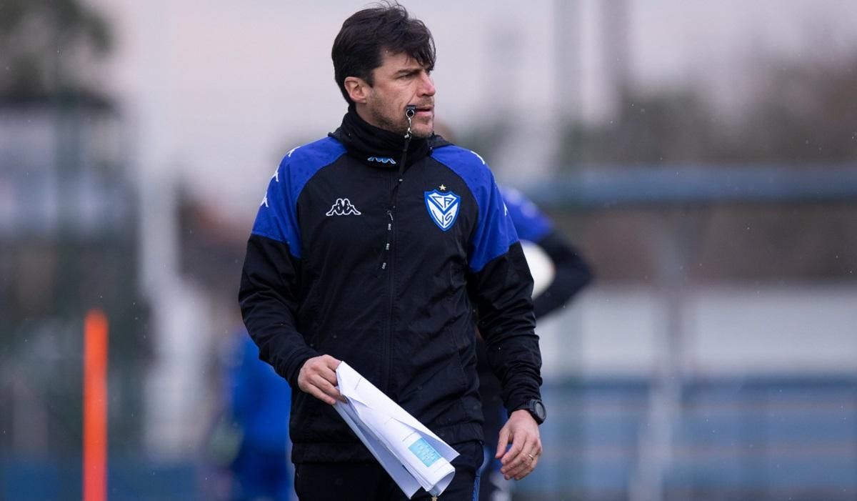 Удивительный фол тренер во время матча в чемпионате Аргентины Удивительный фол тренер во время матча в чемпионате Аргентины