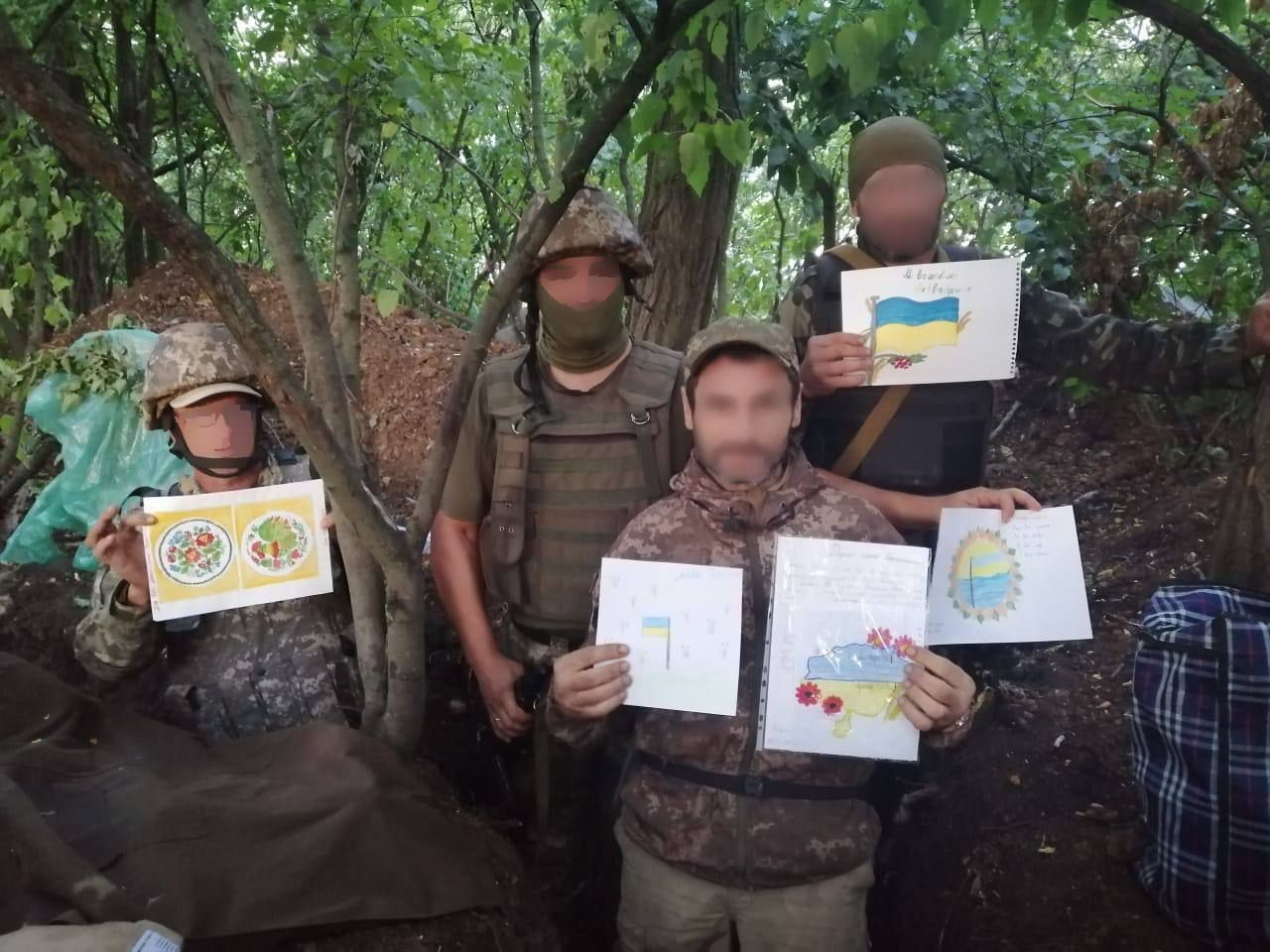 "Все будет Украина": школьники из Киевщины передали детские рисунки защитникам Украины на передовую