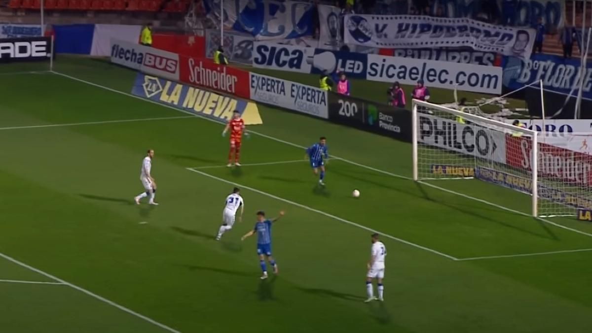 Воротарі пропустили смішні голи після власних помилок у штрафному майданчику: курйозні відео Воротарі пропустили смішні голи після власних помилок у штрафному майданчику: курйозні відео