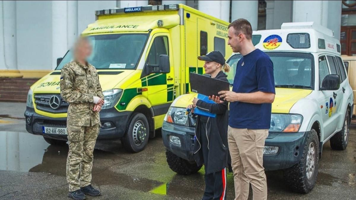 Trinity Ukraine вместе с Favbet доставили в Украину еще 2 кареты скорой помощи для фронта Trinity Ukraine вместе с Favbet доставили в Украину еще 2 кареты скорой помощи для фронта