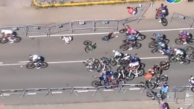 В Іспанії на велосипедній багатоденці сталося масове зіткнення: відео моторошного падіння