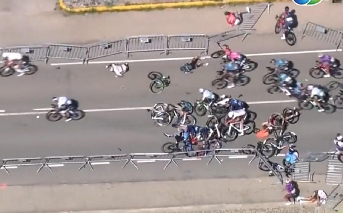 Массовое столкновение во время Вуэльта Бургос – видео падение Массовое столкновение во время Вуэльта Бургос – видео падение