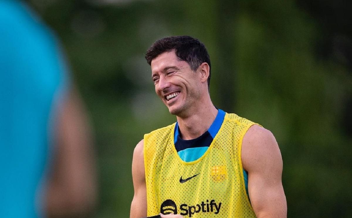 Барселона официально представила Левандовского Барселона официально представила Левандовского