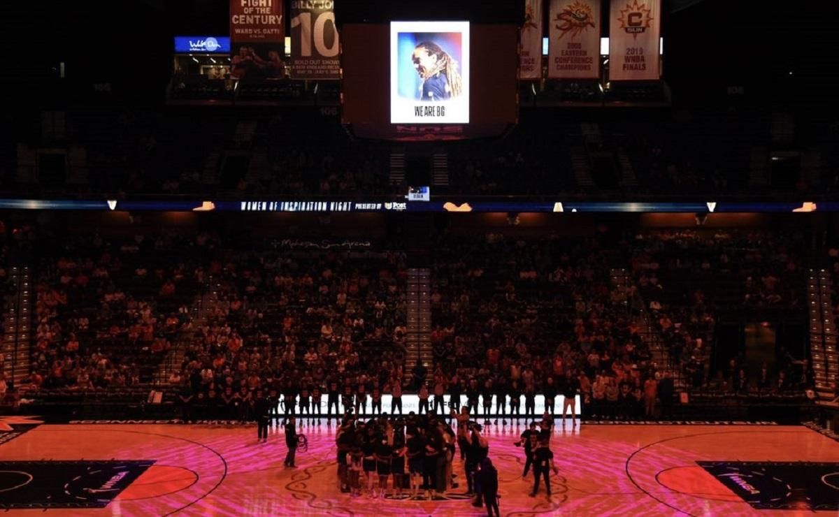 Вболівальники підтримали ув'язнену в Росії Грайнер Вболівальники підтримали ув'язнену в Росії Грайнер