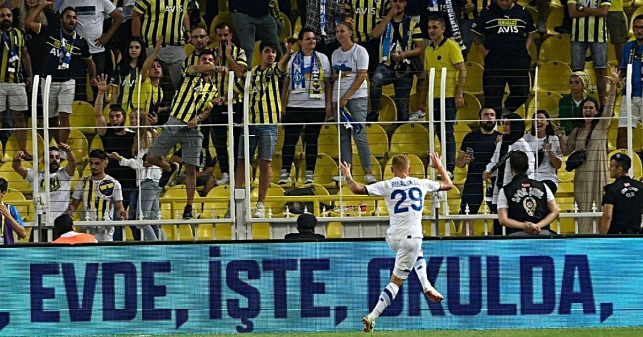 Фанаты Фенербахче кричали обидные возгласы после гола Буяльского Фанаты Фенербахче кричали обидные возгласы после гола Буяльского