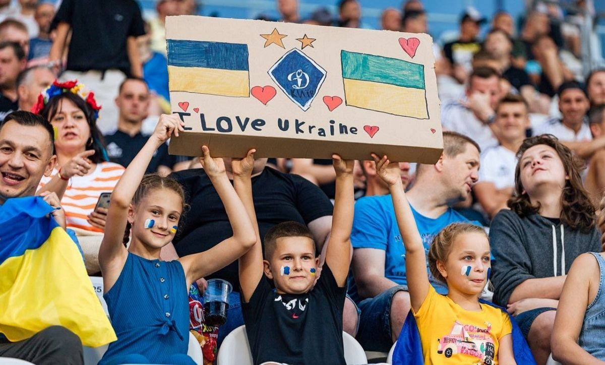 Фанатам Динамо не давали вывесить баннер о наших военных Фанатам Динамо не давали вывесить баннер о наших военных