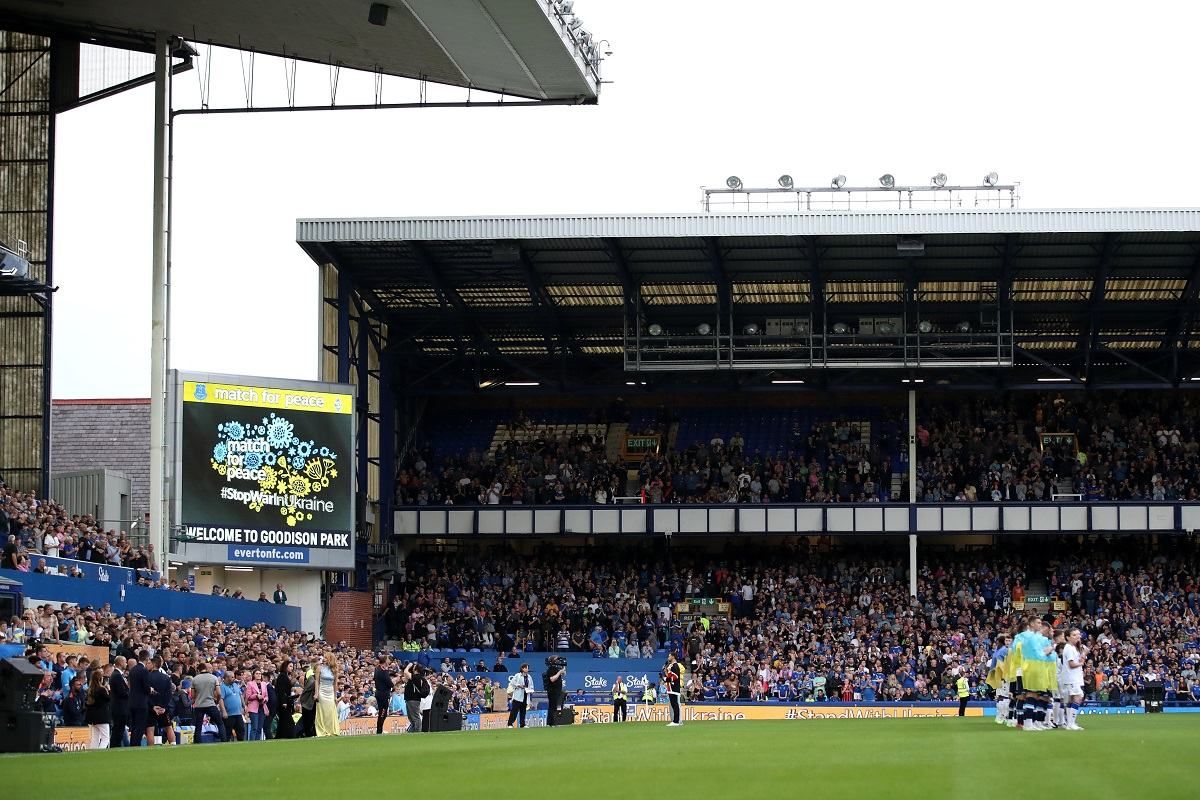 Эвертон представитель сине-желтой формы Эвертон представитель сине-желтой формы