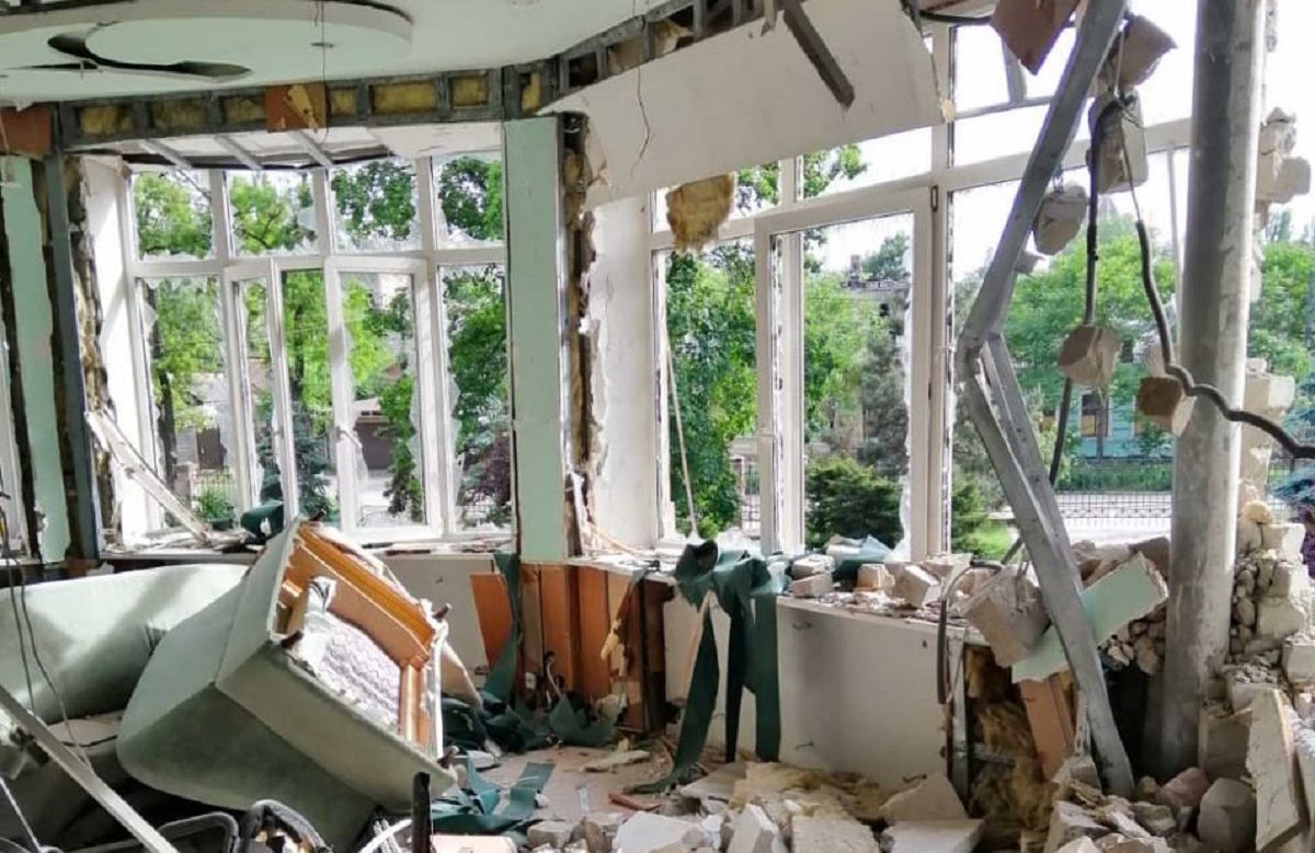 Оккупанты вынесли батареи из офиса ФК Мариуполь - фото руин Оккупанты вынесли батареи из офиса ФК Мариуполь - фото руин