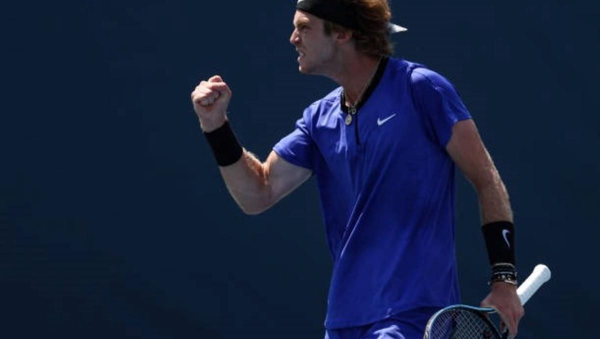 Уже не впервые: российский теннисист со злости нанес себе травмы ракеткой во время матча Уже не впервые: российский теннисист со злости нанес себе травмы ракеткой во время матча