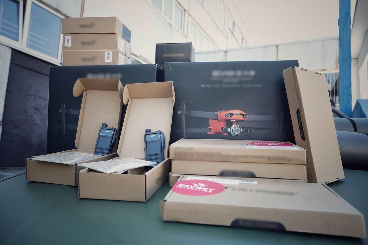 Favbet передал ВСУ партию цифровых радиостанций, дроны и лазерный дальномер Favbet передал ВСУ партию цифровых радиостанций, дроны и лазерный дальномер