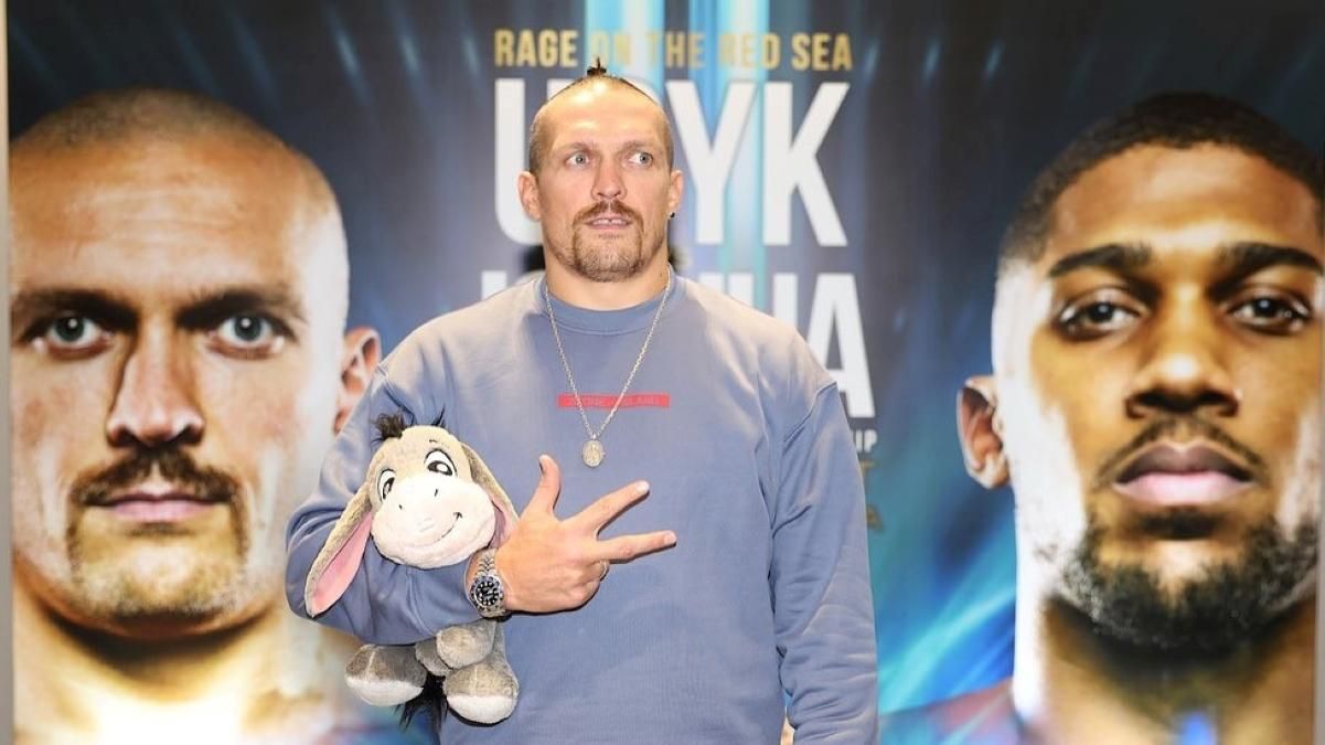 Усик поразил всех милым талисманом от дочери во время первой пресс-конференции перед боем с Джошуа Усик поразил всех милым талисманом от дочери во время первой пресс-конференции перед боем с Джошуа