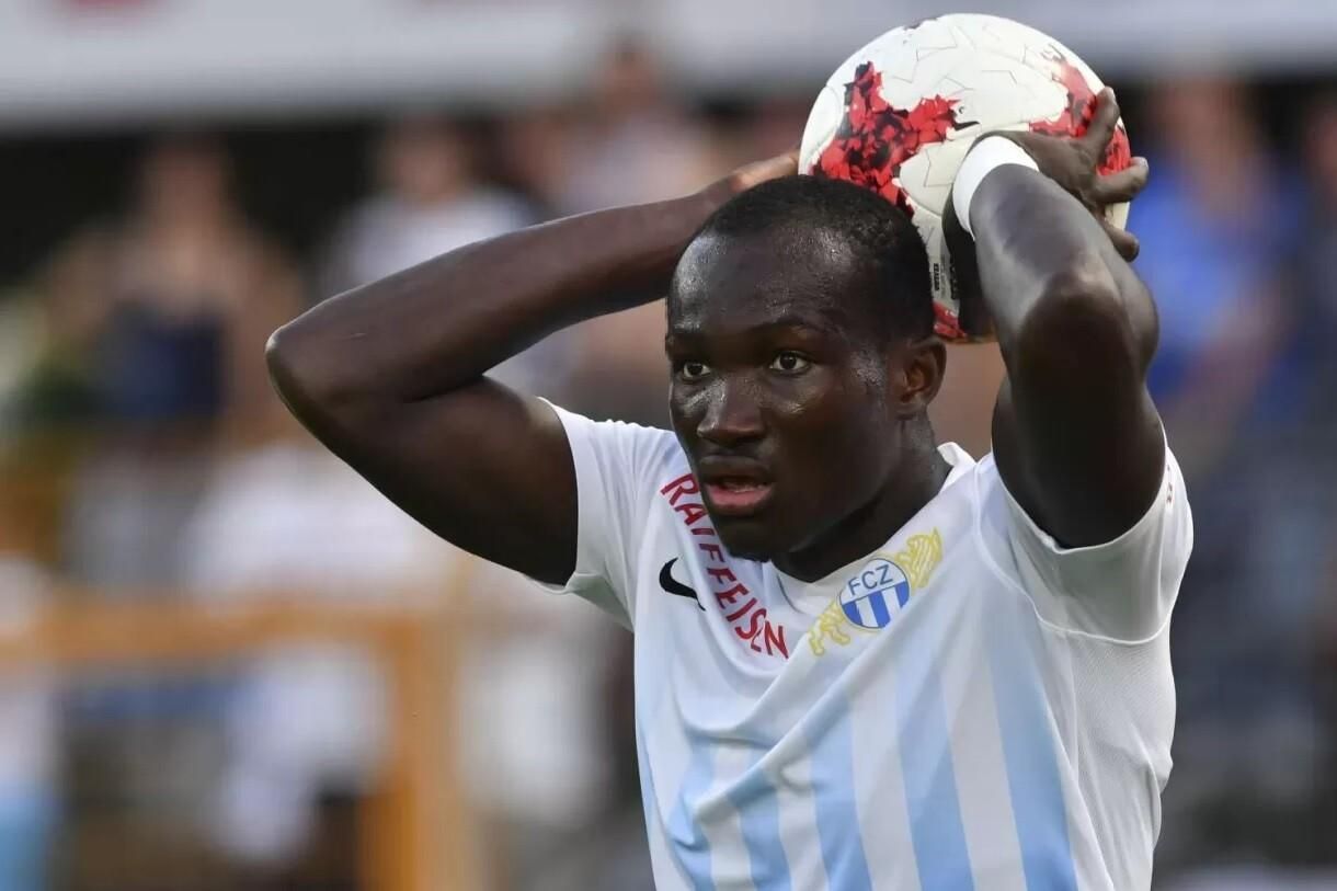 Остановилось сердце во время матча: Заря просматривает нападающего, едва не умершего на поле Остановилось сердце во время матча: Заря просматривает нападающего, едва не умершего на поле