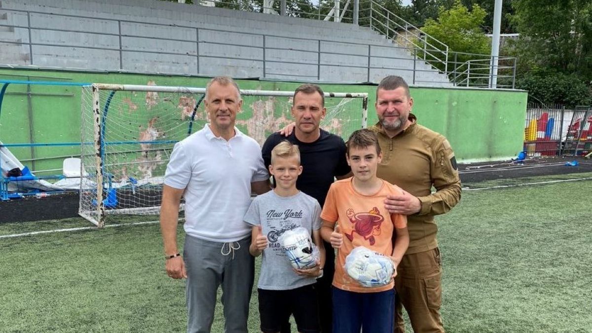 Шевченко сыграл в футбол с детьми на изуродованном стадионе в Ирпене